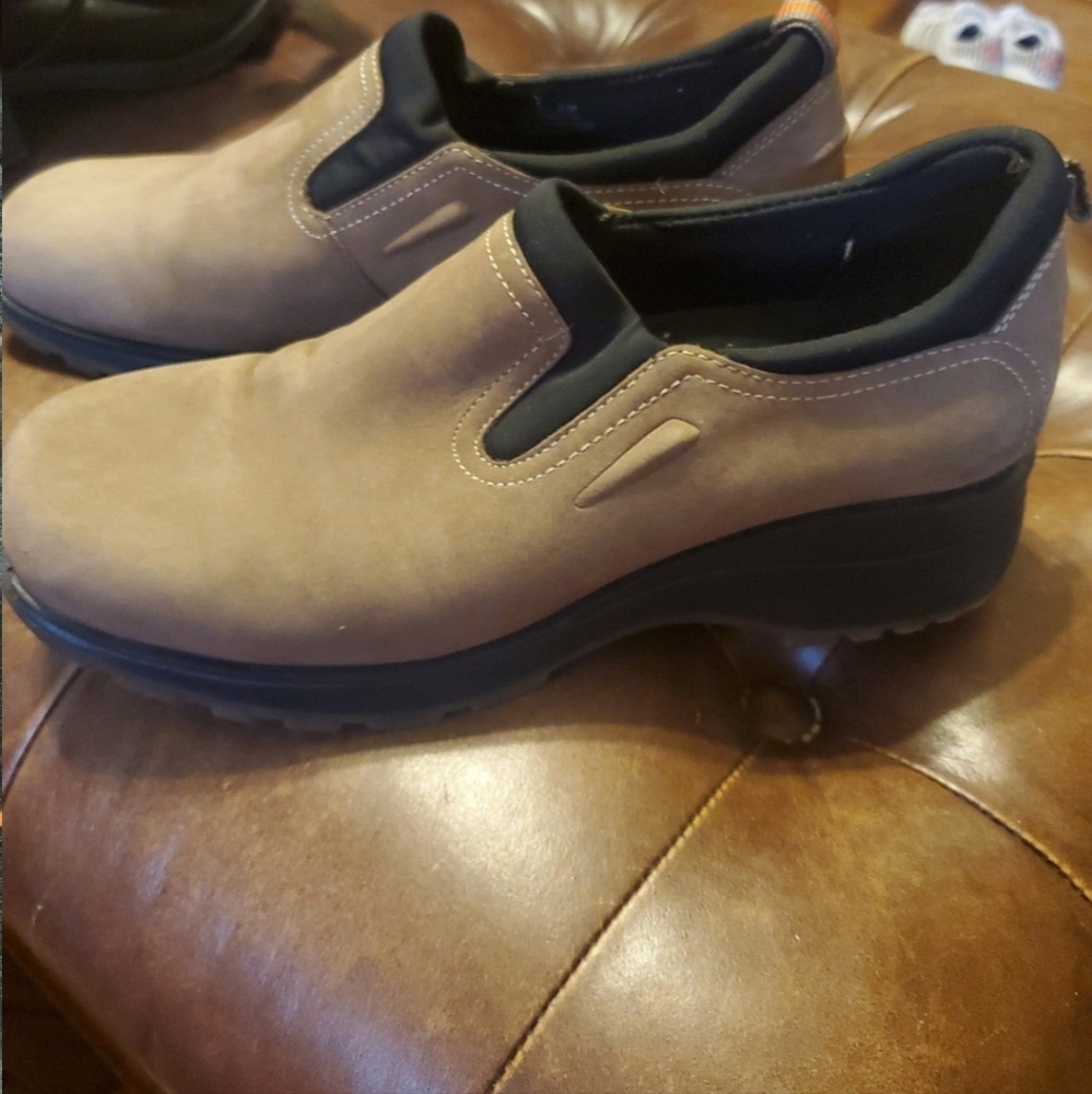 Womens size 9 tan Bare Traps leather slide ons
